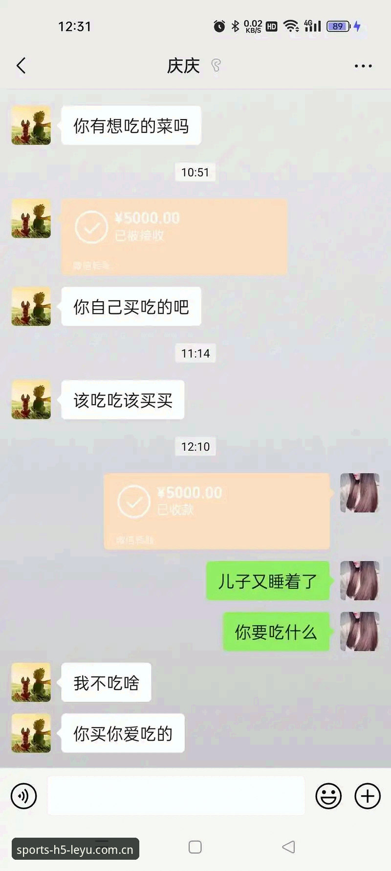 2万多个赞，一张照片。这不是哪部大片的剧照，而是墨西哥城改革大道上一个普通的观赛瞬间。6月23日，2026世界杯小组赛墨西哥队击败南非队后，28岁的艾萨克·弗洛雷斯在人群中突然吻了男友埃德森·冈萨雷斯。后者手里还攥着没放下的啤酒，表情完全没反应过来——这张抓拍在墨西哥队击败韩国队后彻底刷屏，目前在主流社交平台已收获超过2万点赞。